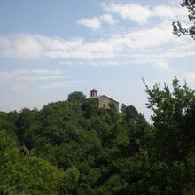 Santuari de Santa Margarida de Vinyoles dalt de la carena, punt clau de la ruta