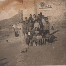 Una colla de nens davant l'antiga escola, actual Ajuntament