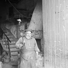 El ferrer de Jorba amb davantal i pipa, 1930