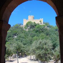 Muralles i torre mestra restaurades del castell de Farners, a Santa Coloma de Farners