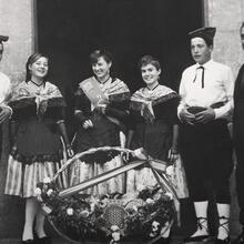 Memòria en ruta al Catllar – Joves amb vestit tradicional al costat de l'alcalde Joan Güell, 1964