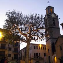 Plaça de la Vila d'Arbúcies amb el campanar de l'església de Sant Quirze