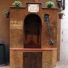 Font de bomba del Bon Humor, de ferro, en un carrer del nucli d'Arbúcies