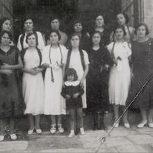 Memòria en ruta al Catllar – Grup de dones a l'entrada de l'església, 1929