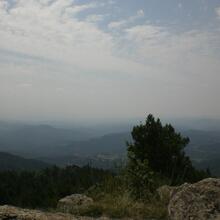 Panoràmica de serres boscoses cap al sud-oest des del cim del Puig Cornador