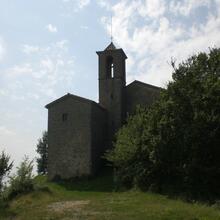Santuari de Santa Margarida de Vinyoles amb el campanar i l'antiga casa dels ermitans