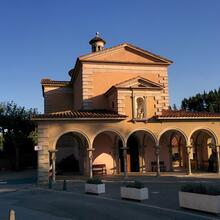 Santuari de la Pietat d'Arbúcies, amb cúpula i atri, al capdamunt del carrer
