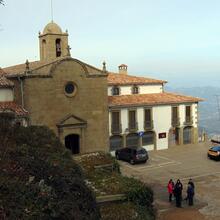 Santuari de la Salut, Sant Feliu de Pallerols: l'església i l'antic hostal