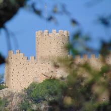 Torre mestra rodona i muralla emmerletada del castell de Farners, a Santa Coloma de Farners
