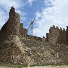 Recintes emmurallats i torres del castell de Montsoriu sobre la vall d'Arbúcies