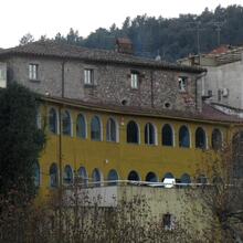 Façana de la Gabella, seu del Museu Etnològic del Montseny, vora la riera d'Arbúcies