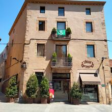 Edifici de la Pastisseria Trias al carrer del Centre de Santa Coloma de Farners