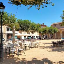 Plaça Farners de Santa Coloma de Farners, amb plàtans i façanes de l'angle sud-est