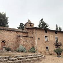 Església romànica de Sant Cristòfol de Cerdans amb l'absis i el campanar, a Arbúcies