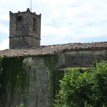 Església de Sant Martí de Vinyoles amb el campanar, al vessant assolellat de la serra