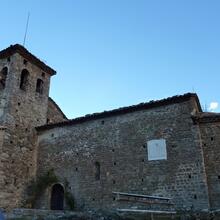 Església romànica de Santa Maria de les Llosses, amb l'absis i el campanar