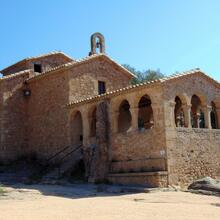 Façana del santuari de la Mare de Déu de Farners, al peu del castell