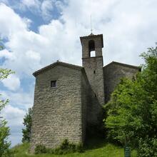 Façana i campanar del santuari de Santa Margarida de Vinyoles, a les Llosses