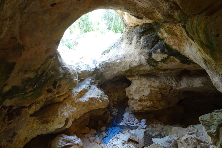 Calafell, entrada inferior de la cova Foradada