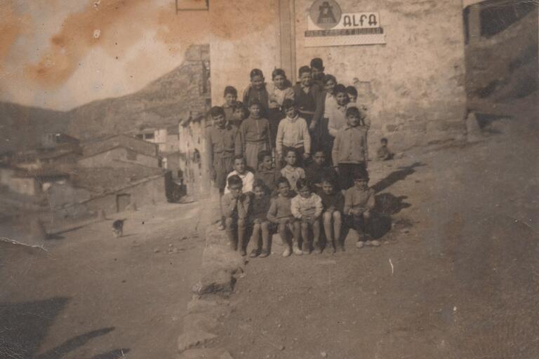 Una colla de nens davant l'antiga escola, actual Ajuntament