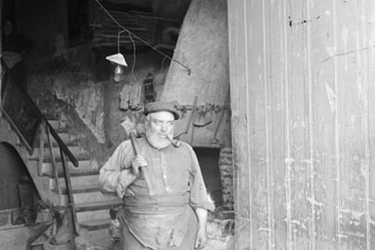 El ferrer de Jorba amb davantal i pipa, 1930