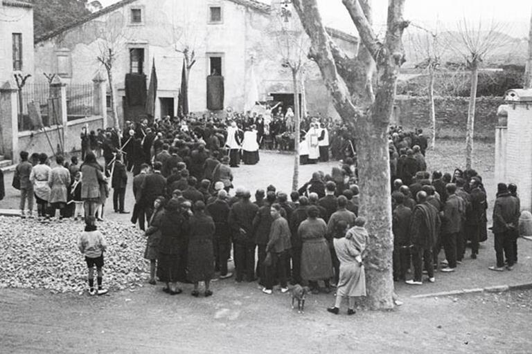 El poble reunit a la plaça de la Font, 1928