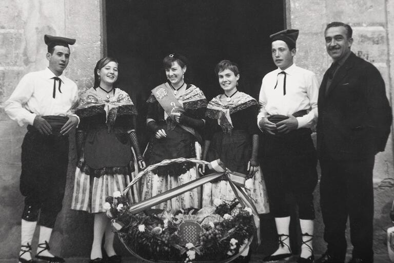 Memòria en ruta al Catllar – Joves amb vestit tradicional al costat de l'alcalde Joan Güell, 1964