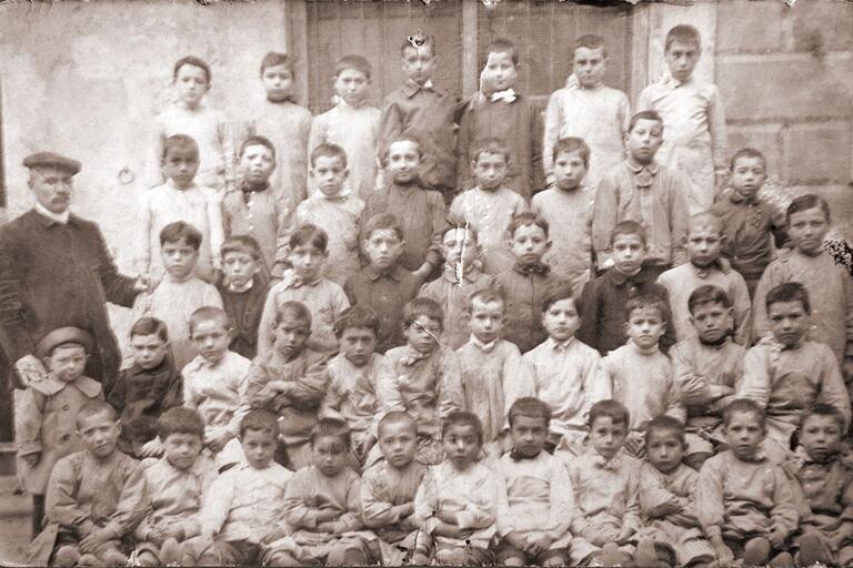 Memòria en ruta al Catllar – Grup escolar de nens, començament del segle XX