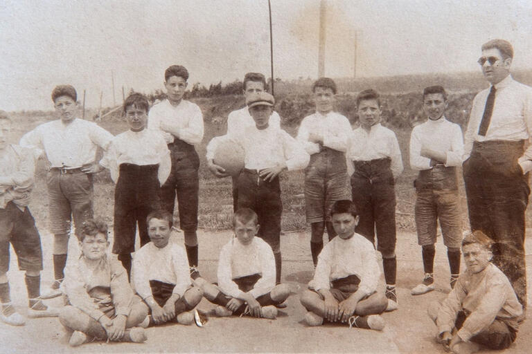 Memòria en ruta al Catllar – Equip de futbol amb el mestre Sr. Cañas, 1924