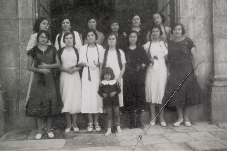 Memòria en ruta al Catllar – Grup de dones a l'entrada de l'església, 1929