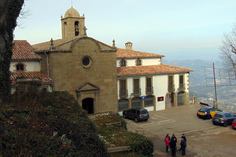 Santuari de la Salut, Sant Feliu de Pallerols: l'església i l'antic hostal