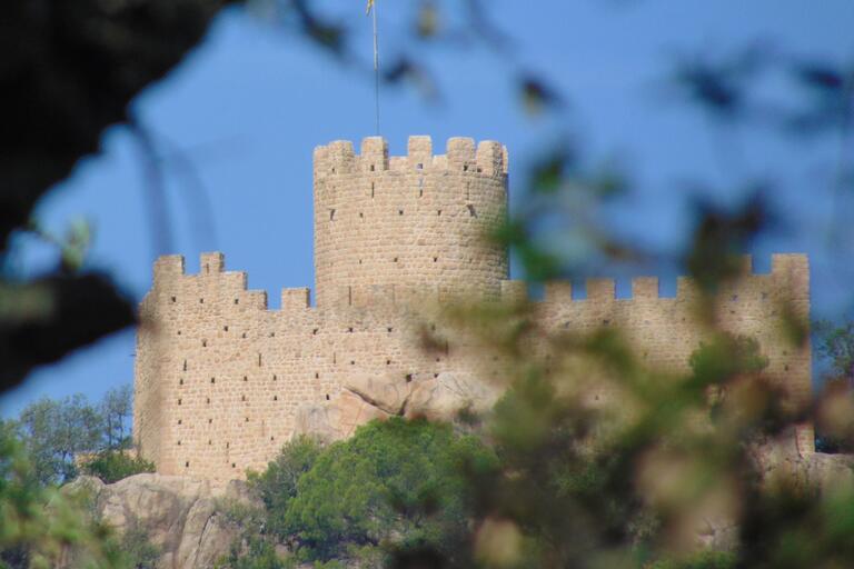 Torre mestra rodona i muralla emmerletada del castell de Farners, a Santa Coloma de Farners