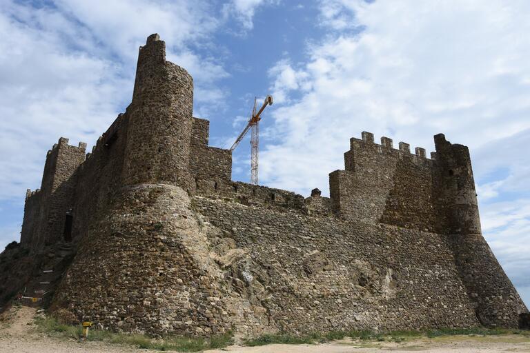 Recintes emmurallats i torres del castell de Montsoriu sobre la vall d'Arbúcies