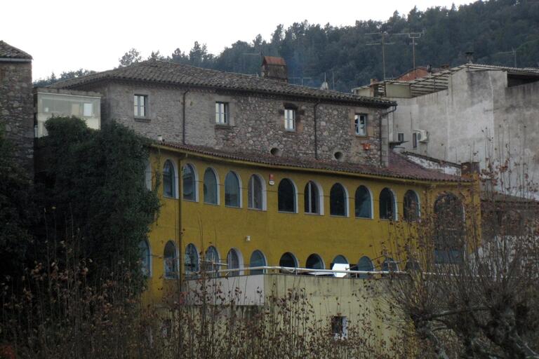Façana de la Gabella, seu del Museu Etnològic del Montseny, vora la riera d'Arbúcies