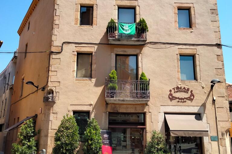 Edifici de la Pastisseria Trias al carrer del Centre de Santa Coloma de Farners