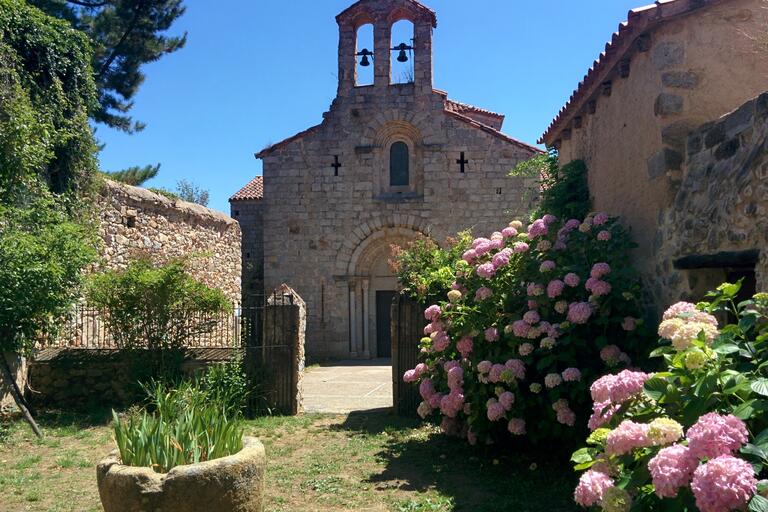 Església romànica de Sant Pere Cercada, amb el cimbori, enmig del bosc