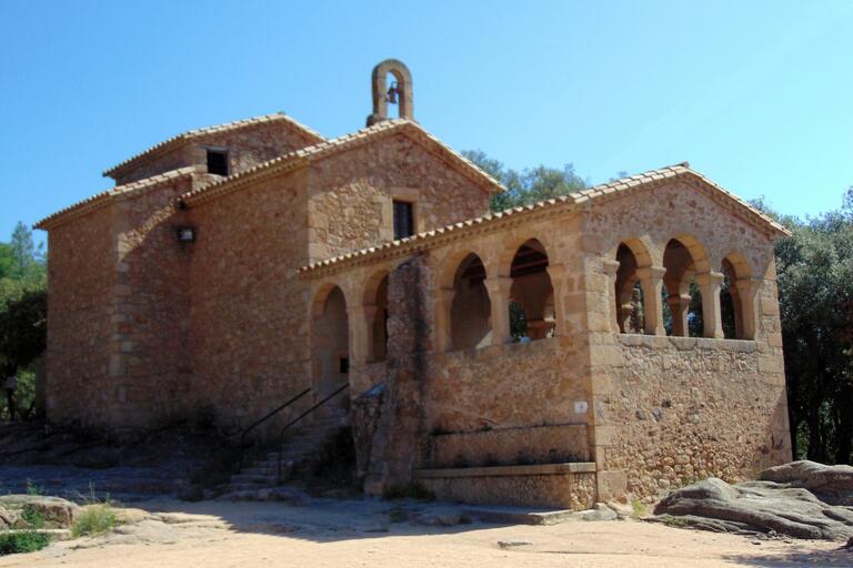 Façana del santuari de la Mare de Déu de Farners, al peu del castell