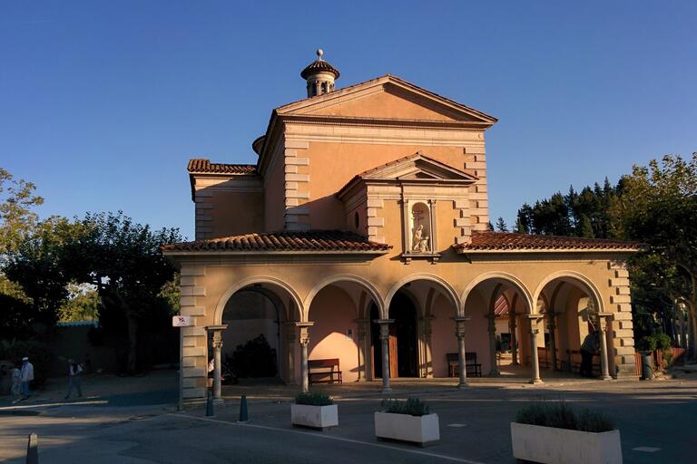 Santuari de la Pietat d'Arbúcies amb la cúpula i l'atri porticat de la façana