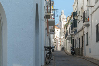 Carrers de Cadaqués amb vistes a Santa Maria.