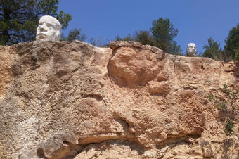 Escultures a dalt de les roques. Cervià de les Garrigues.