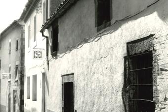 Can Pujadas, el Centro i can Romero al carrer de Baix.