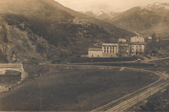 <p>Amb les primeres cases i la via del tren de ciments Asland acabada de construir. <em>A M Guardiola</em></p> RUTA HISTÒRIES DE GUARDIOLA DE BERGUEDÀ