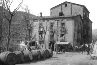 <p>Envoltat d’activitat comercial. A M Guardiola de Berguedà. <em>A M Guardiola de Berguedà .Original Quim Casas Soler</em></p> RUTA HISTÒRIES DE GUARDIOLA DE BERGUEDÀ