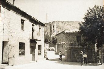 Aquest era l'espai a on s'instal·lava la terrassa de la Fonda Arderiu. La placeta any 1988