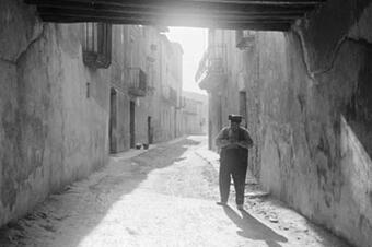 Home amb barretina en un carrer del poble, 1930.