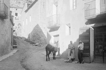 Conversa a la porta de casa, amb l'ase que espera, 1930.