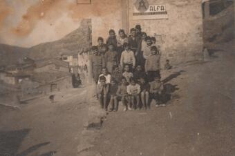 Una colla de nens davant l'antiga escola, actual Ajuntament.