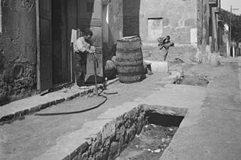 Bótes a la porta del taller, 1930.