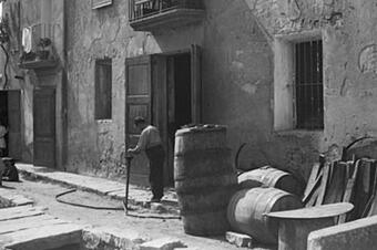 El taller obert al carrer, amb fustes corbades i cèrcols, 1930.
