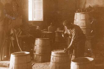 En Cisquet, fuster i boter, al seu taller el 1928.